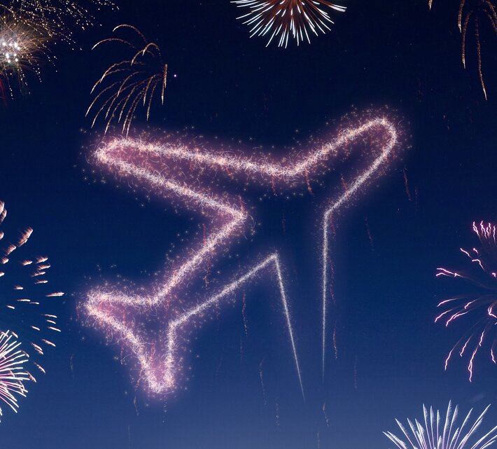Feuerwerk und stilisiertes Flugzeug am Himmel | © Adobe Stock