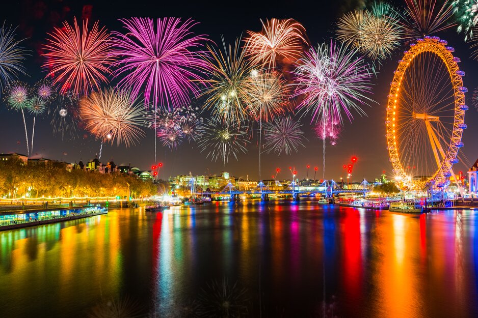 Bunt beleuchtetes London und Themse mit Feuerwerk | © Adobe Stock