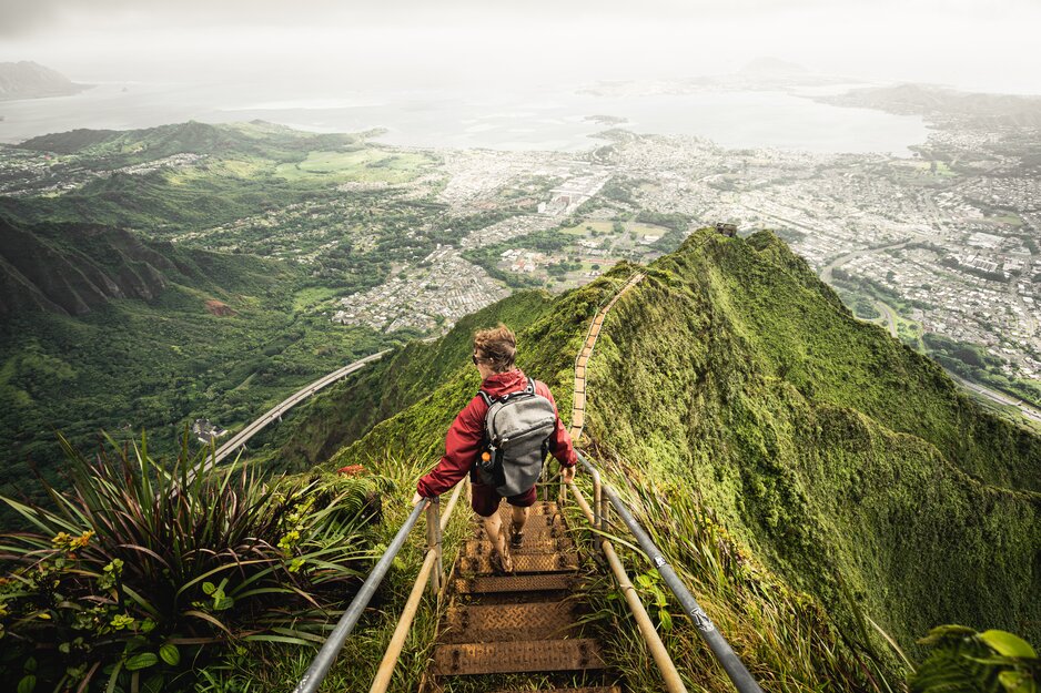 Junger Wanderer am Kaneohe hiking the Stairway to Heaven auf Hawaii | © Adobe Stock