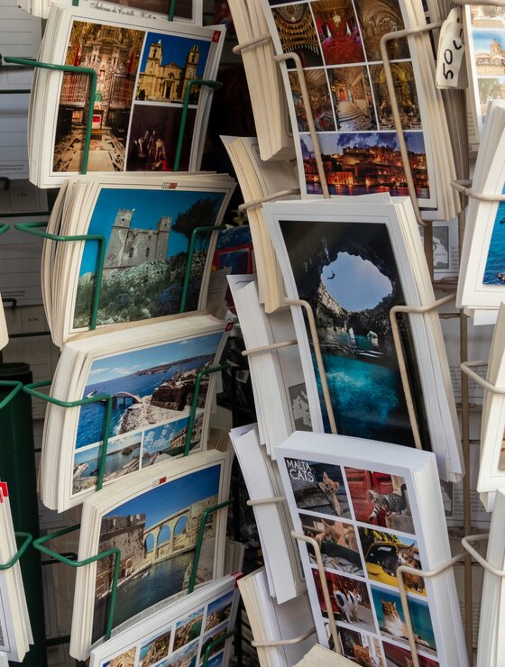 Ständer mit Postkarten | © Unsplash