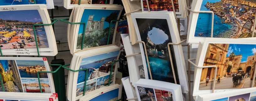 Ständer mit Postkarten | © Unsplash