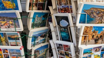 Ständer mit Postkarten | © Unsplash