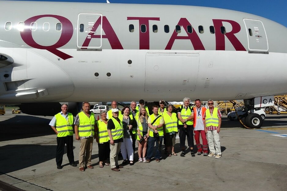 Vereinsmitglieder des Vffl besichtigen eine B787 von Qatar Airways in Wien 2015  | © Linz Airport