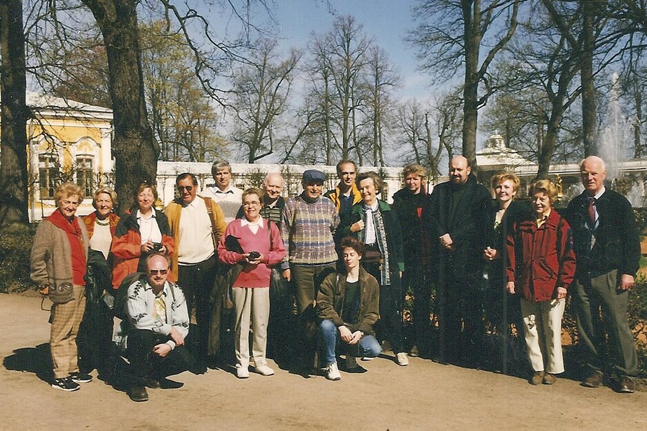 1999 Reise nach St. Petersburg, die Vereinsmitglieder bei einem Gruppenfoto im Park | © Linz Airport