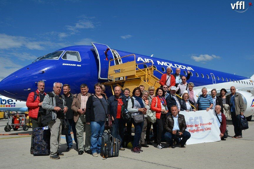 2017 Reise nach Moldawien, Gruppenfoto der Vereinsmitglieder vor dem Flugzeug | © Linz Airport