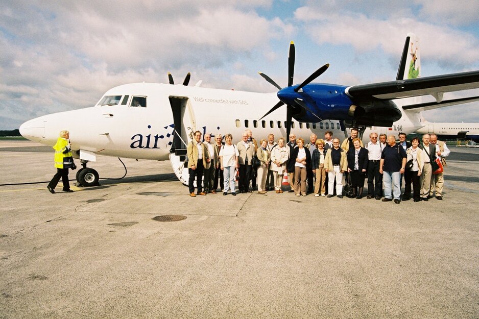 Vereinsmitglieder des Vffl vor Air Baltic Maschine auf dem Weg ins Baltikum 2004 | © Linz Airport