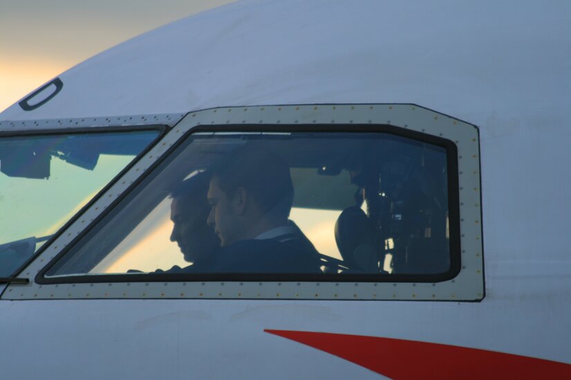 Piloten durch das Cockpitfenster | © Linz Airport Piloten durch das Cockpitfenster | © Linz Airport