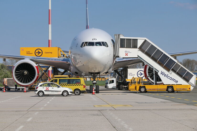 Flugzeug am Vorfeld bei der Abfertigung | © Linz Airport