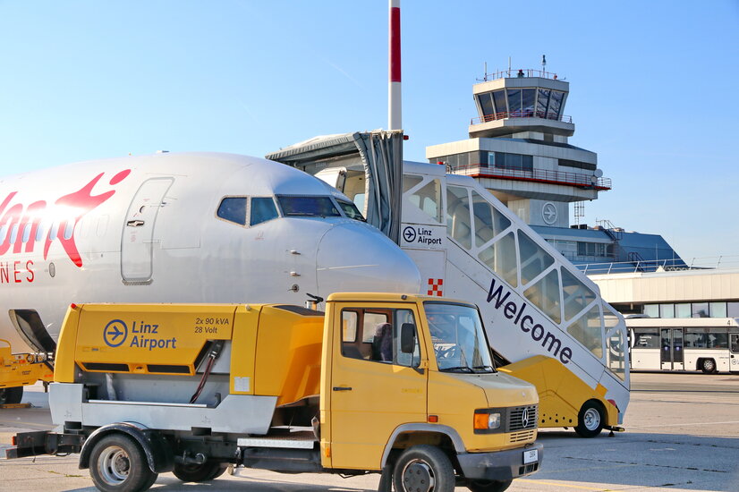 Flugzeug mit Ground Power Unit | © Linz Airport Flugzeug mit Ground Power Unit | © Linz Airport