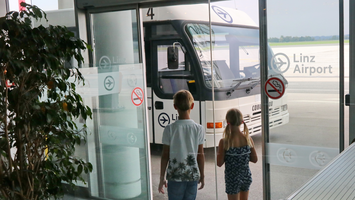 Kinder beim Gate | © Linz Airport