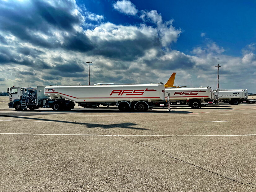 Zwei Tankwagen von AFS und ein Tankwagen von OMV am Vorfeld | © Linz Airport