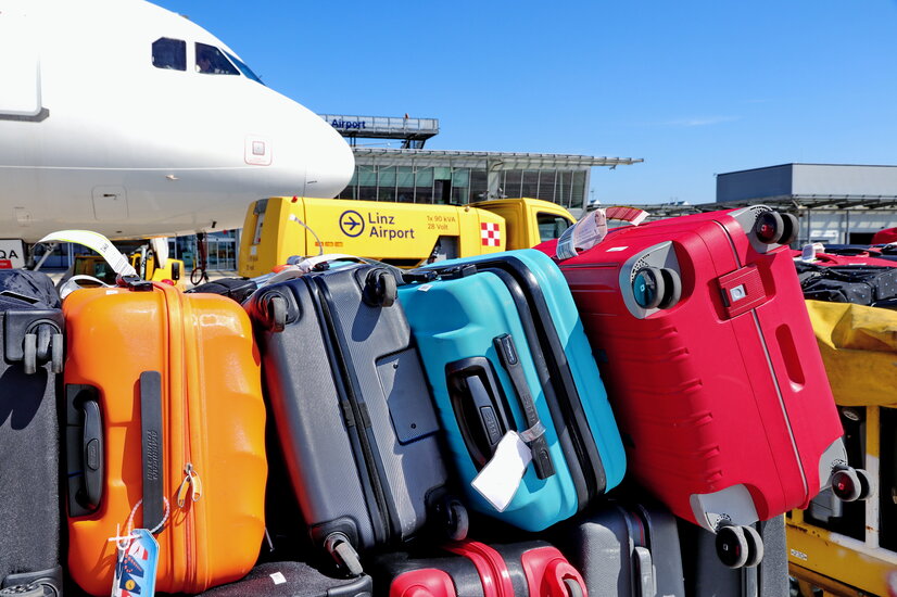 Bunte Koffer vor Cockpit und Flughafenterrasse | © Linz Airport