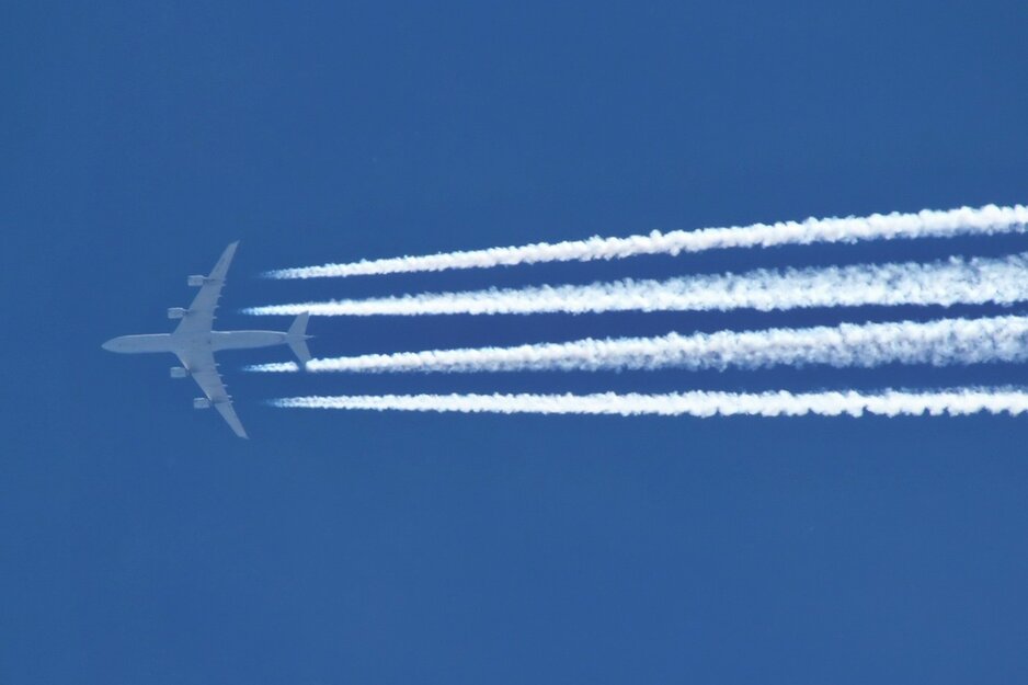 Flugzeug mit Kondensstreifen am blauen Himmel | © Linz Airport