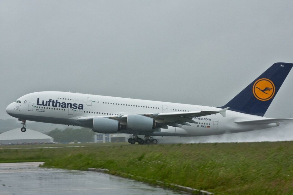 A380 beim Starten auf nasser Startbahn | © Linz Airport