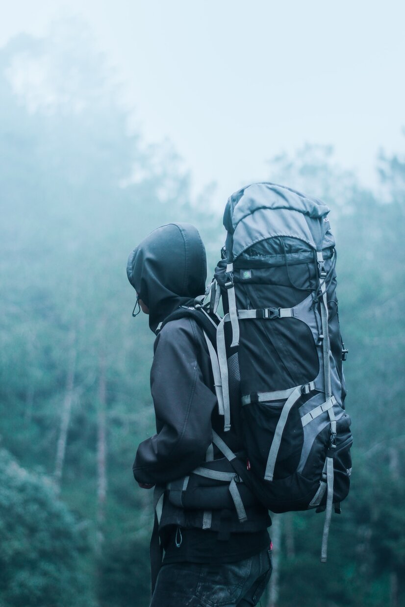 Reisender mit Kapuzenjacke und großem Rucksack vor Urwald | © Lalu Fatoni Pexels Reisender mit Kapuzenjacke und großem Rucksack vor Urwald | © Lalu Fatoni Pexels