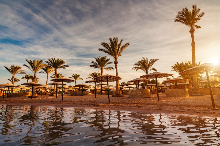 Romantischer Sonnenuntergang am Strand von Hurghada | © Envato Elements