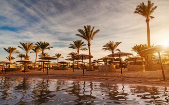 Romantischer Sonnenuntergang am Strand von Hurghada | © Envato Elements