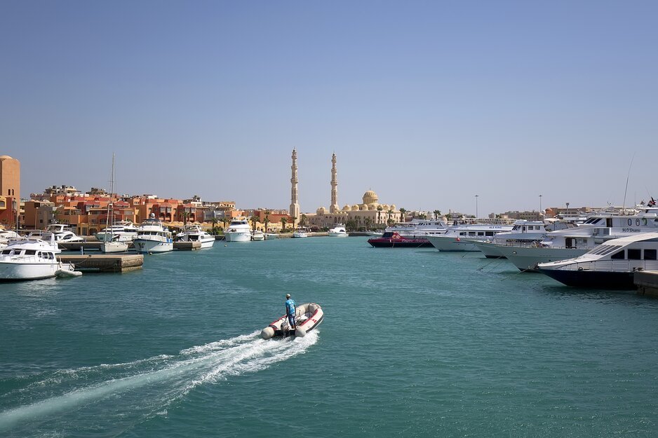 Eingang zum Hafen von Hurghada | © Envato Elements