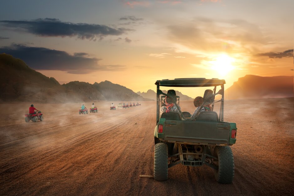 Jeeps und Quads fahren in der Wüste im Sonnenuntergang | © Envato Elements