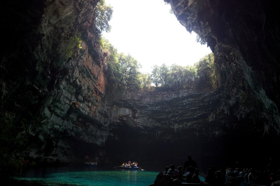 Melissani-See, Tropfsteinhöhle mit unterirdischem See | © Unsplash Branko Besevic