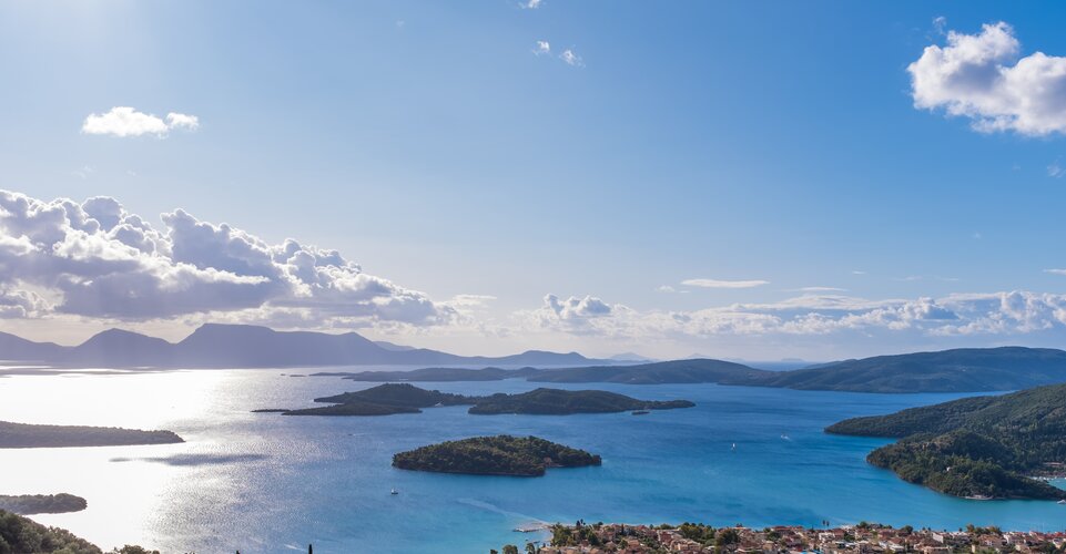 Blick auf die vorgelagerten Inseln in der Bucht von Nidri | © Envato