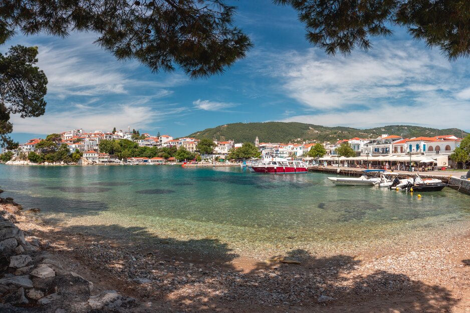 Blick vom Hafen auf Skiathos Stadt | © Envato