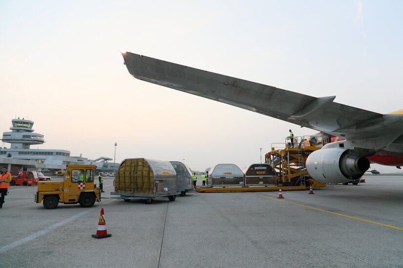 Beladung Frachtflugzeug der DHL am Vorfeld Linz Airport | © Flughafen Linz