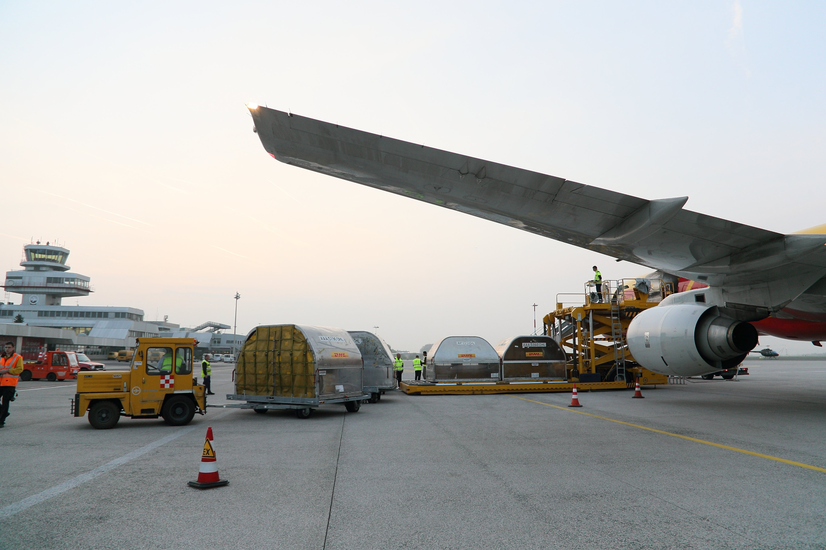 Beladung Frachtflugzeug der DHL am Vorfeld Linz Airport | © Flughafen Linz
