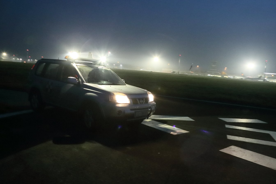 Kontrollfahrt auf der Piste, im Hintergrund Flughafengebäude | © Linz Airport