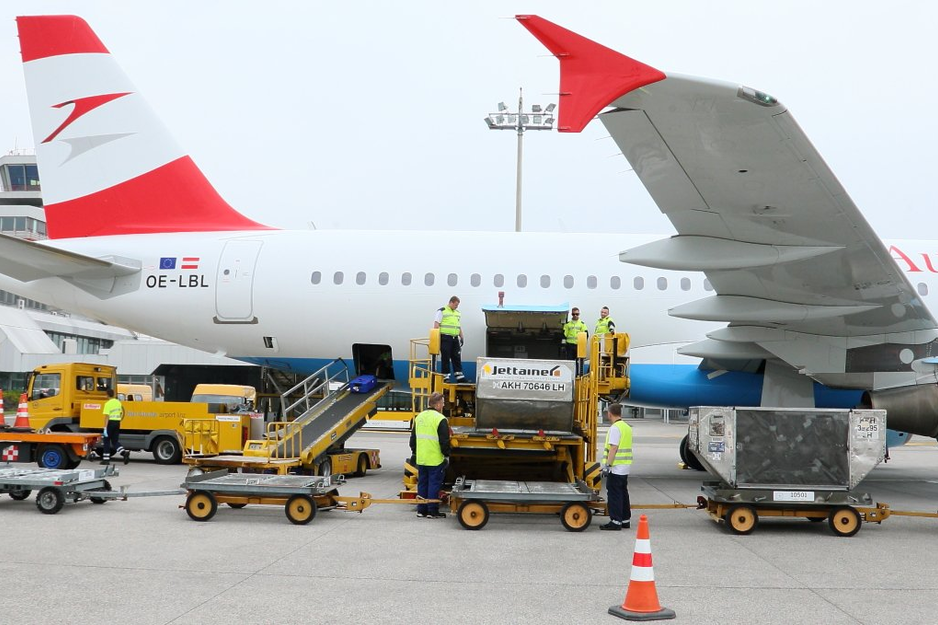 Beladung einer Maschine der Austrian Airlines