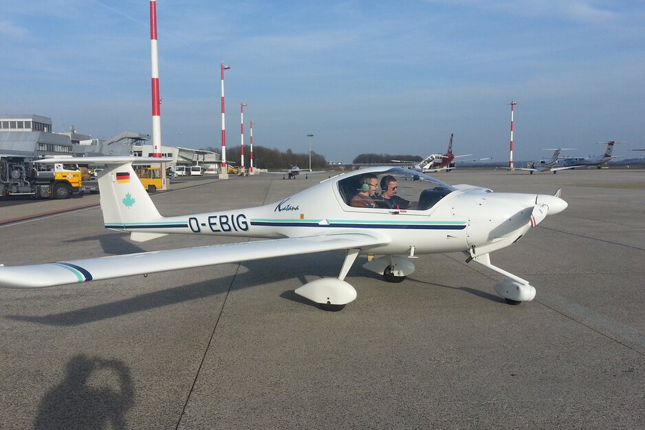 Schnupperflug, Fluglehrer weist den Schnupperpiloten im Flugzeug vor dem Start ein