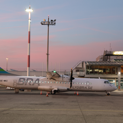 ATR 72-600 Braathens am Vorfeld, Abendstimmung