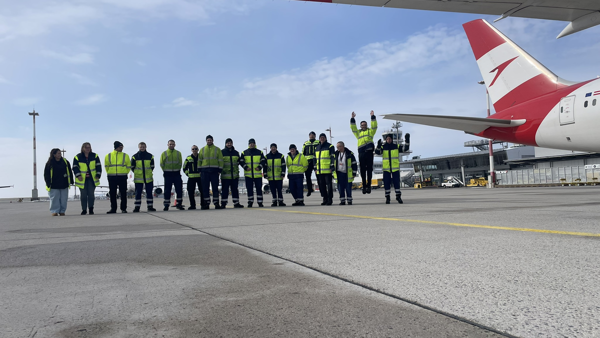 Flughafenmannschaft neben einem Flugzeug der Austrian Airlines am Vorfeld | © Flughafen Linz