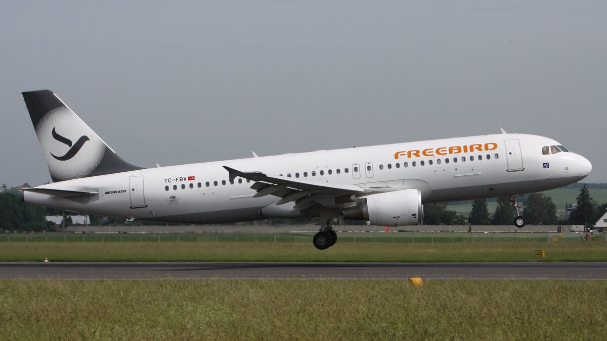 An Airbus A320 from freebird airlines during take off | © Flughafen Linz