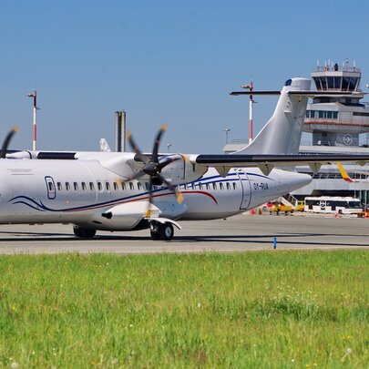 ATR 72 der DAT vor dem Tower am Flughafen Linz | © Flughafen Linz