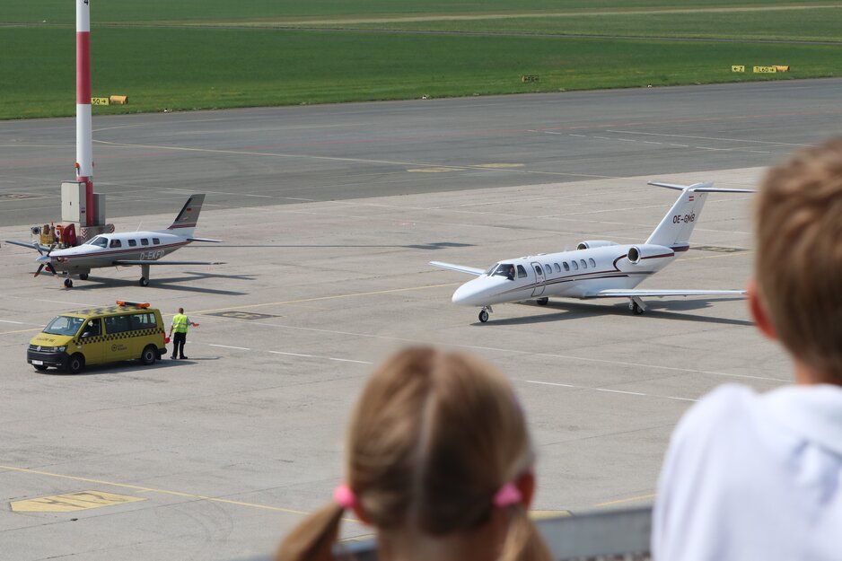 Kinder_schauen_von_Dachterrasse_aufs_Vorfeld | © Flughafen Linz GesmbH