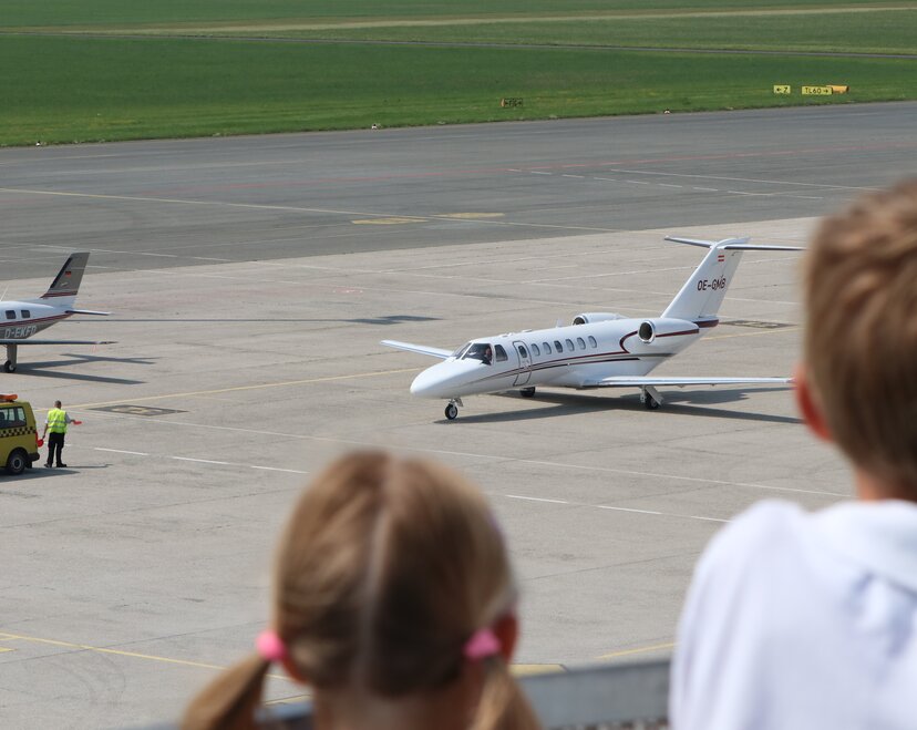 Kinder_schauen_von_Dachterrasse_aufs_Vorfeld | © Flughafen Linz GesmbH