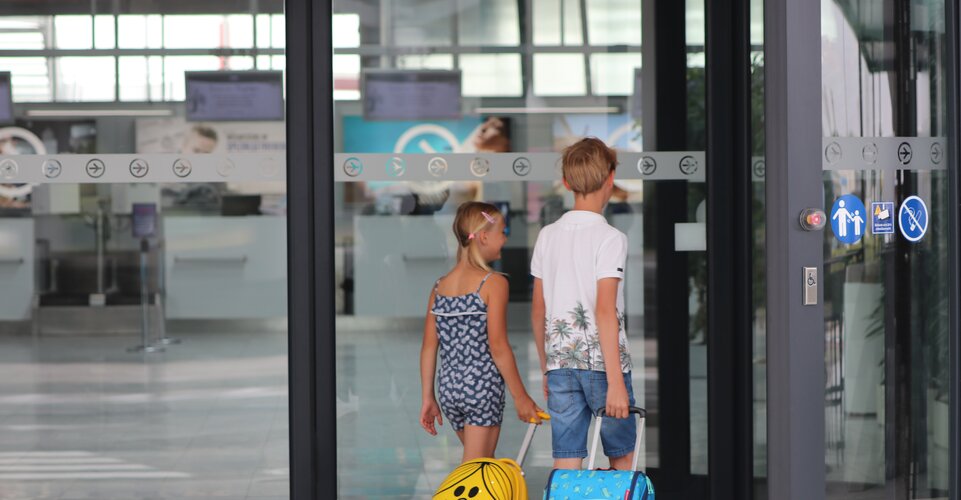 2_Kinder_betreten_die_Abflughalle