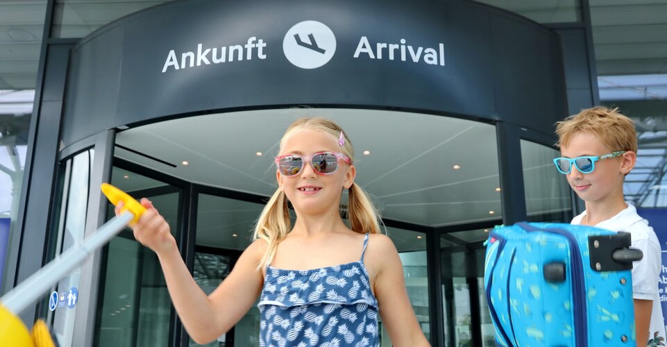 Kinder_mit_Koffern_vor_Drehtüre | © Flughafen Linz GesmbH