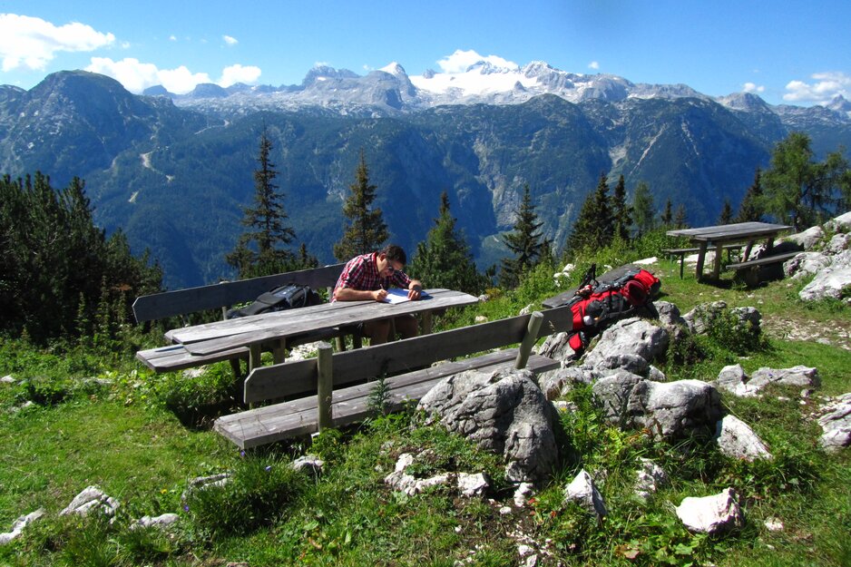 wanderer_auf_alm_dachstein_im_hintergrund