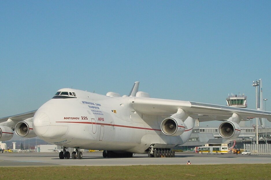 Antonov_225_am_Vorfeld