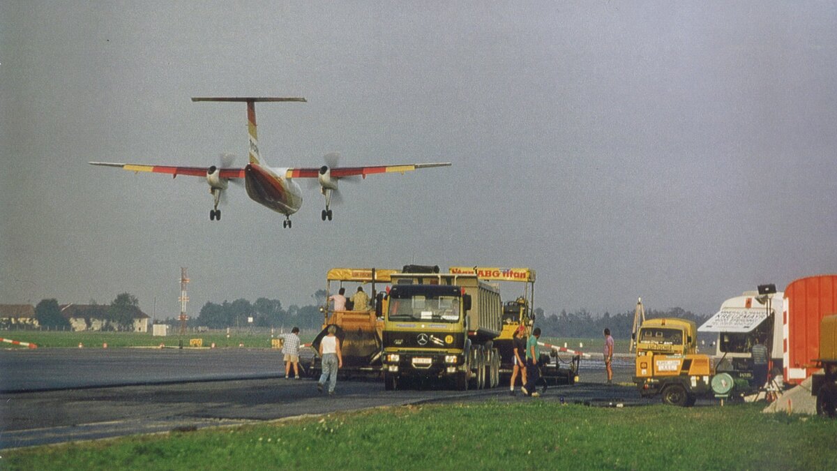 Bauarbeiten_auf_der _Startbahn _mit _landendem _Flugzeug