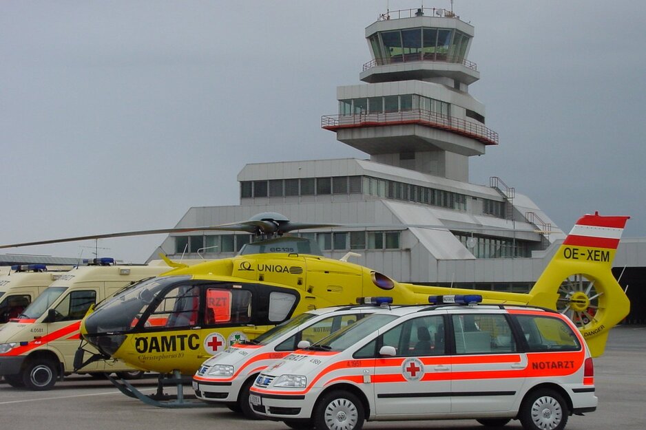 ÖAMTC _Hubschrauber_mit _Rettungsfahrzeugen