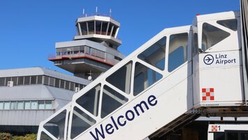 Fluggasttreppe vor Tower | © Flughafen Linz