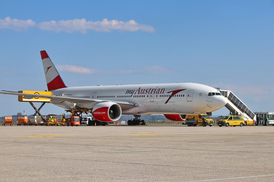 Austrian_Boeing_777_beim_Beladen