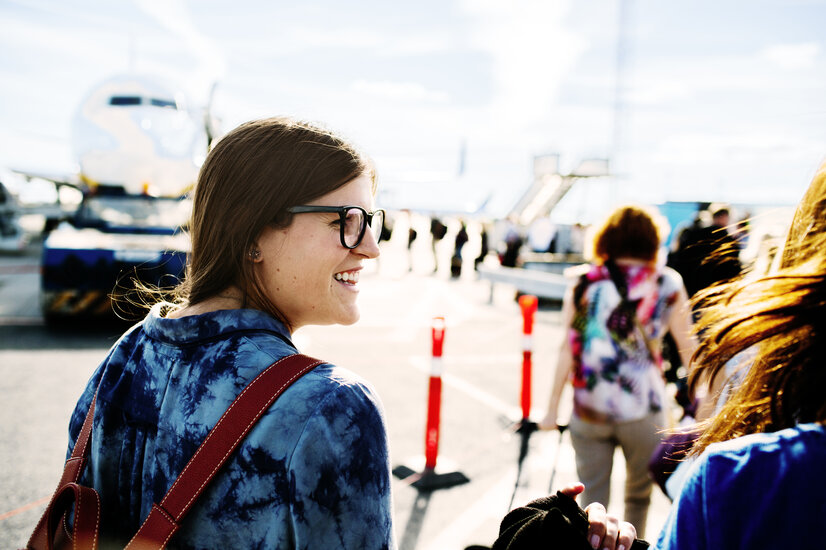 Junge Frau am Weg zum Flugzeug | © www.apeloga.se