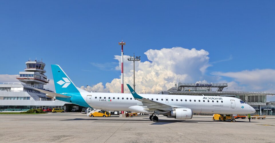 Maschine von Air Dolomiti auf dem Vorfeld | © Flughafen Linz