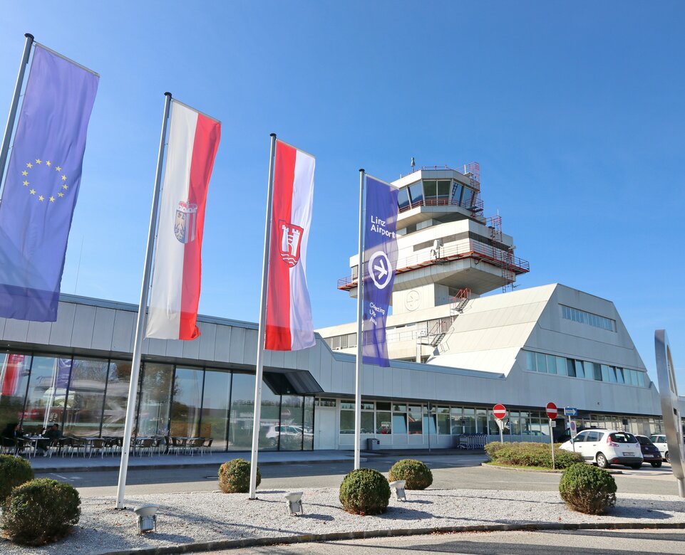 Vorderfront Flughafen mit Tower und Fahnen | © Flughafen Linz