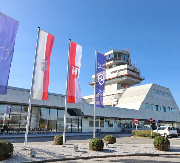 Vorderfront Flughafen mit Tower und Fahnen | © Flughafen Linz