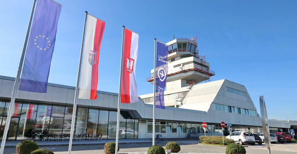 Vorderfront Flughafen mit Tower und Fahnen | © Flughafen Linz